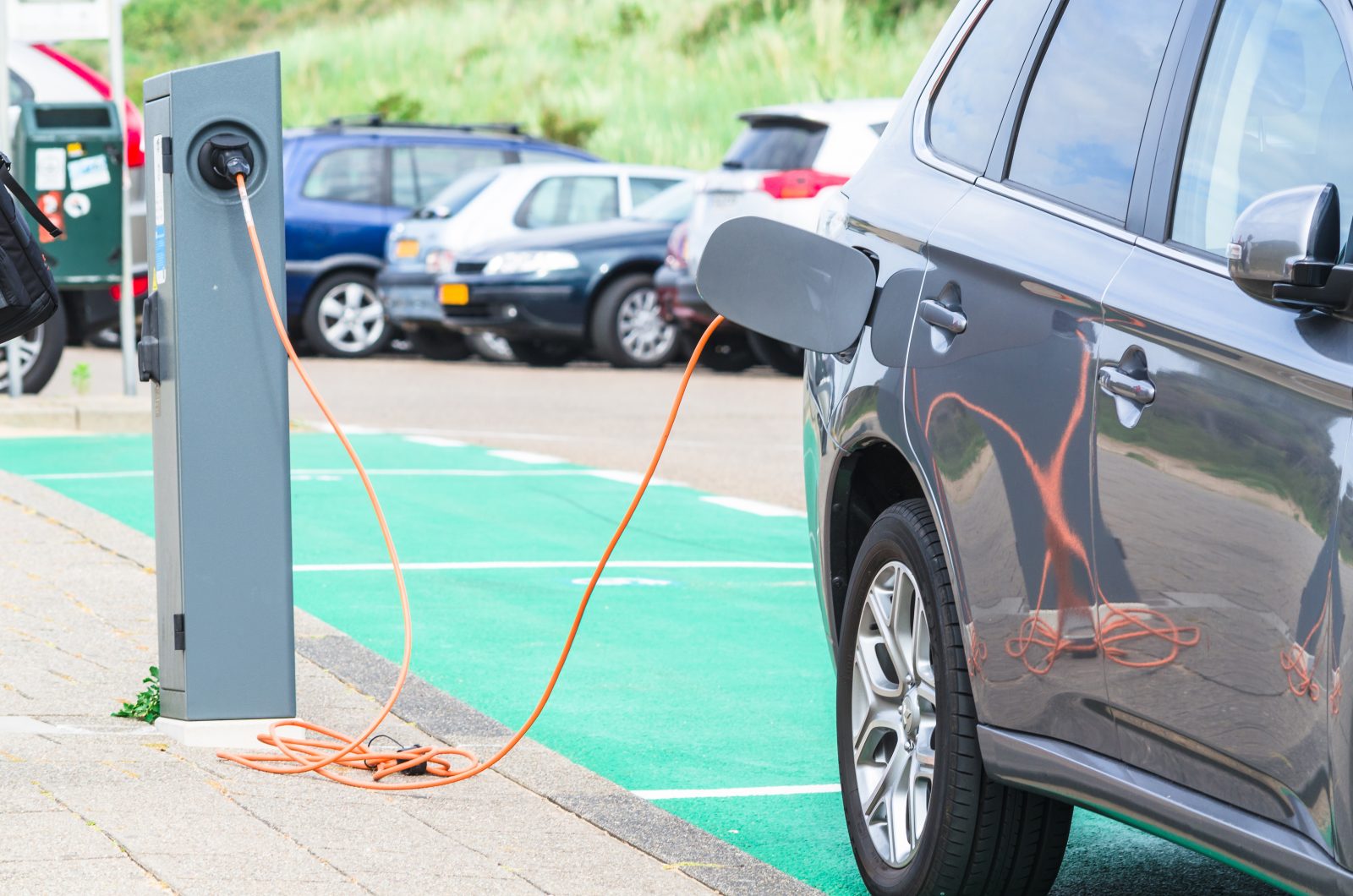 Pred trgovskimi centri so polnilne postaje za električna vozila dobrodošla pridobitev